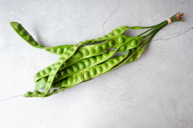 Foto hooghoekbeeld van groen blad op tafel