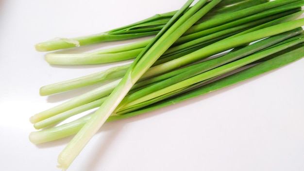 Hooghoekbeeld van groen blad op tafel