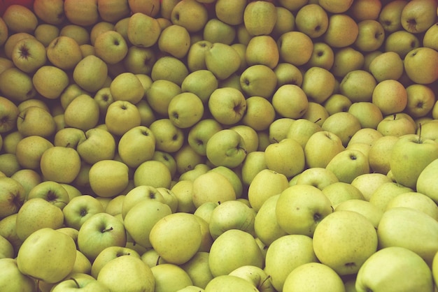 Hooghoekbeeld van groene appels