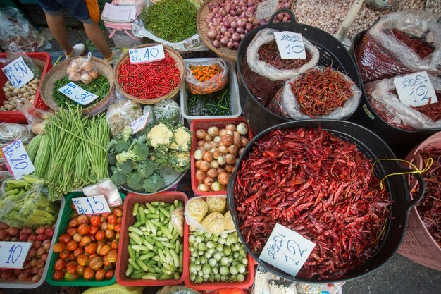 Foto hooghoekbeeld van groenten en specerijen voor verkoop op een marktstand