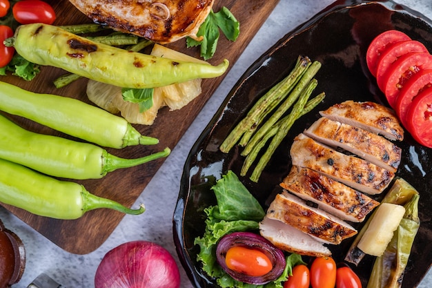 Hooghoekbeeld van groenten op barbecue grill