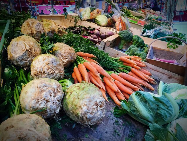 Hooghoekbeeld van groenten op de markt voor verkoop