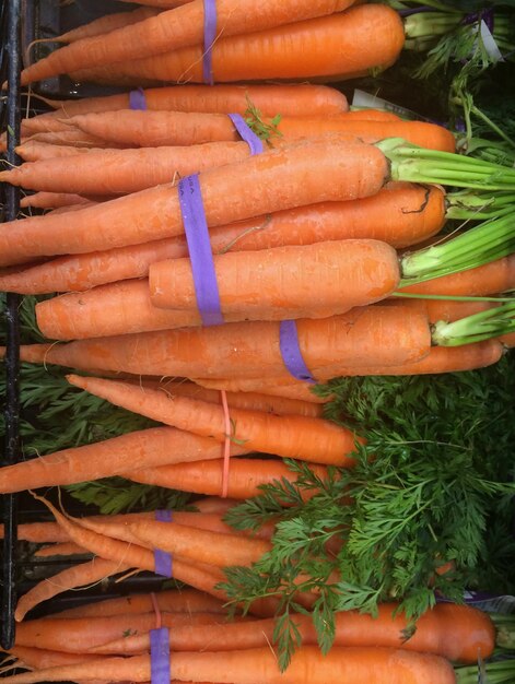 Foto hooghoekbeeld van groenten op de markt