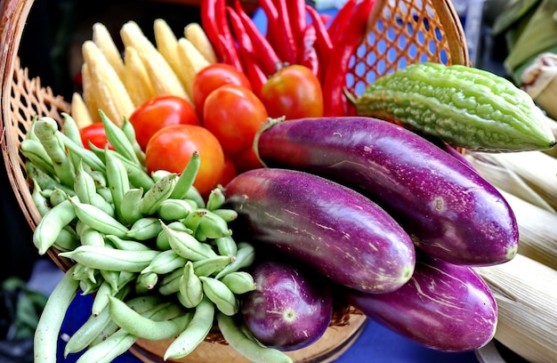 Foto hooghoekbeeld van groenten op de markt