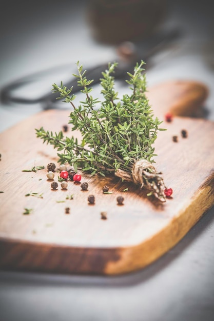 Foto hooghoekbeeld van groenten op tafel