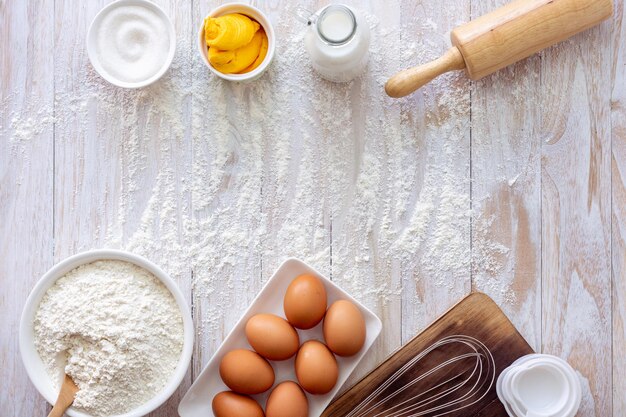 Foto hooghoekbeeld van groenten op tafel