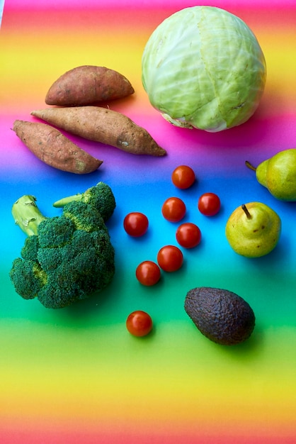 Foto hooghoekbeeld van groenten op tafel