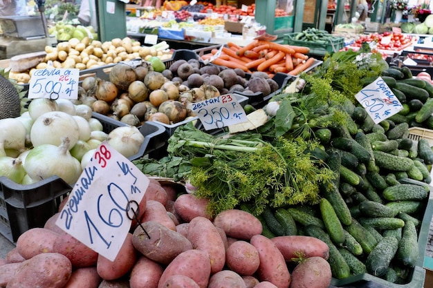Hooghoekbeeld van groenten voor verkoop in de markt