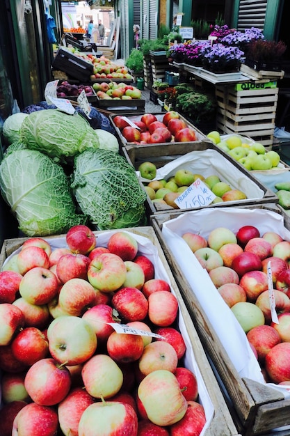 Hooghoekbeeld van groenten voor verkoop in de markt