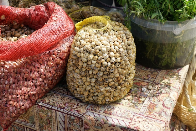 Foto hooghoekbeeld van groenten voor verkoop op de markt