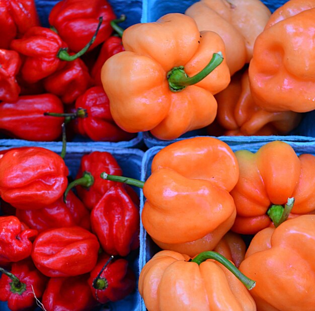 Foto hooghoekbeeld van groenten voor verkoop op een marktstand