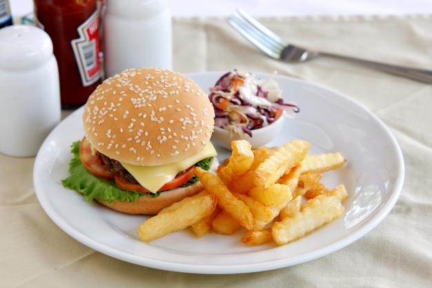Hooghoekbeeld van hamburgers en frietjes in een bord op tafel