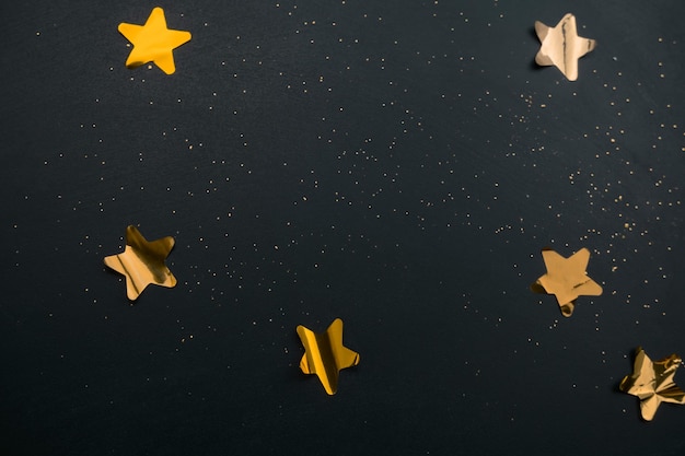 Hooghoekbeeld van herfstbladeren tegen een zwarte achtergrond