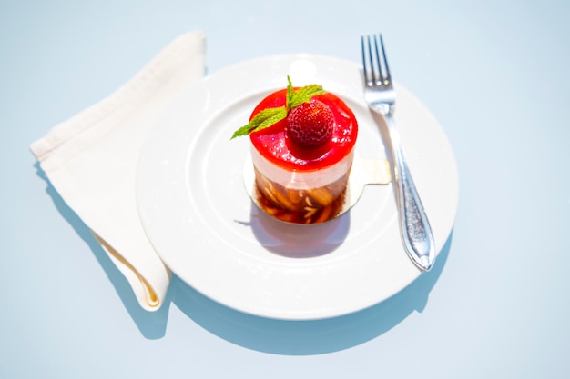 Hooghoekbeeld van het dessert dat op tafel wordt geserveerd