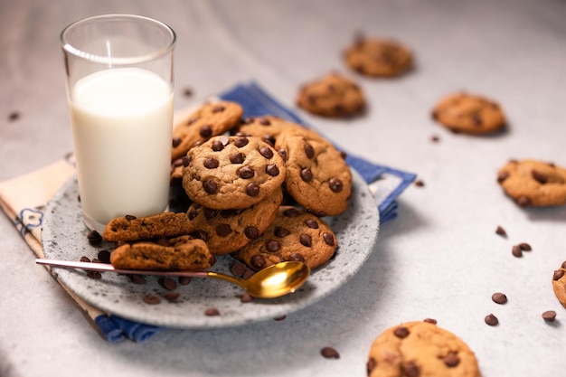 Hooghoekbeeld van het dessert in het bord op de tafel