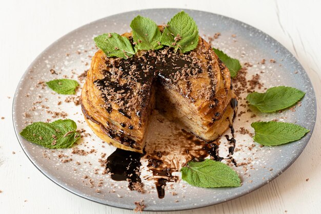 Hooghoekbeeld van het dessert in het bord op de tafel