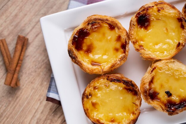 Hooghoekbeeld van het dessert in het bord op de tafel