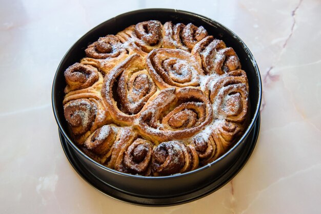 Foto hooghoekbeeld van het dessert in het bord op de tafel