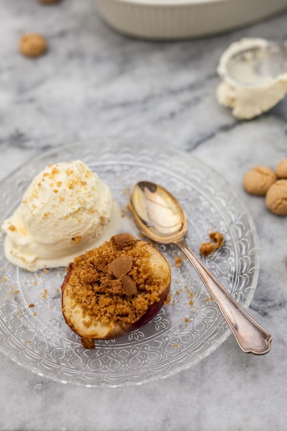 Foto hooghoekbeeld van het dessert in het bord op de tafel