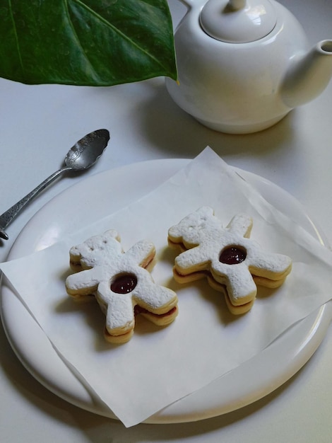 Hooghoekbeeld van het dessert in het bord op de tafel
