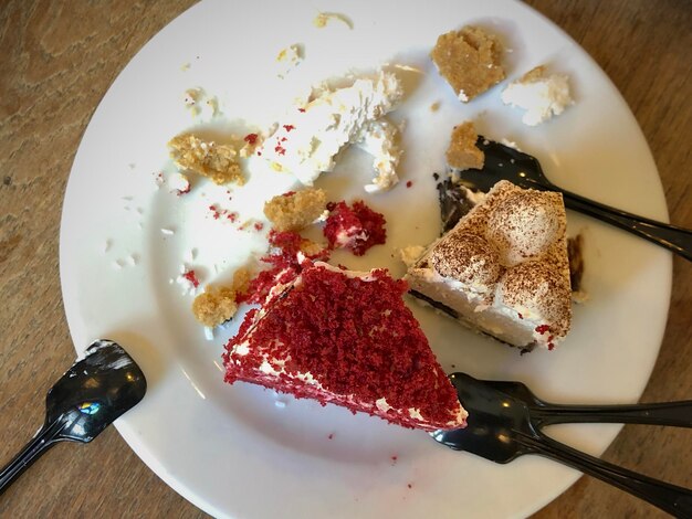 Foto hooghoekbeeld van het dessert in het bord op de tafel