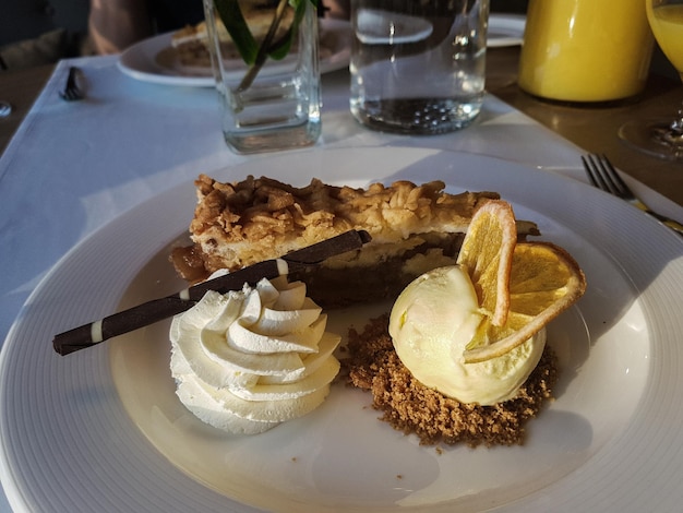 Hooghoekbeeld van het dessert in het bord op de tafel