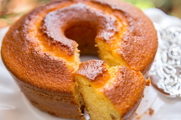Hooghoekbeeld van het dessert in het bord op de tafel