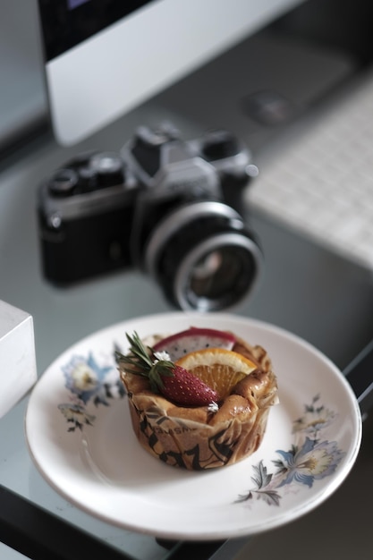 Foto hooghoekbeeld van het dessert in het bord op de tafel