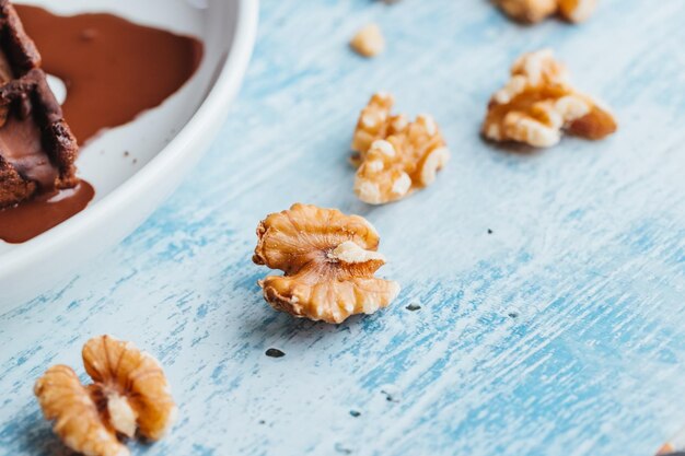 Foto hooghoekbeeld van het dessert in het bord op de tafel