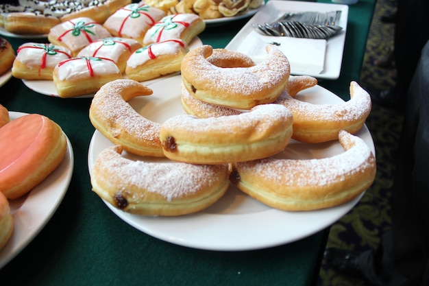 Foto hooghoekbeeld van het dessert in het bord op de tafel