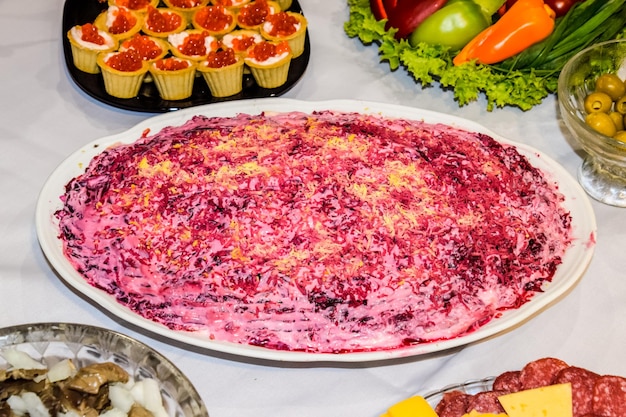 Hooghoekbeeld van het dessert op tafel