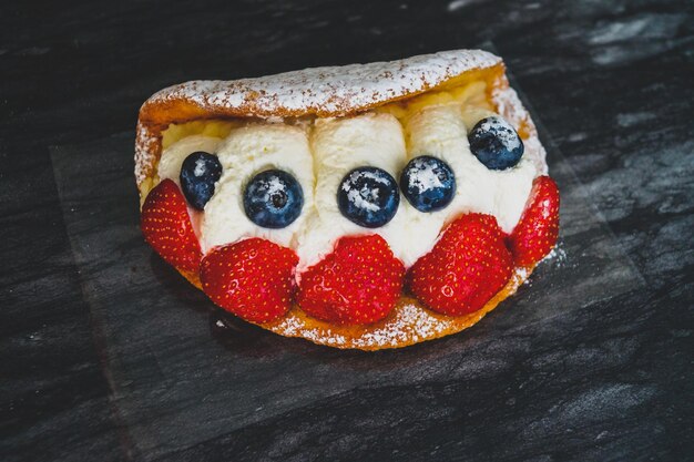 Hooghoekbeeld van het dessert op tafel