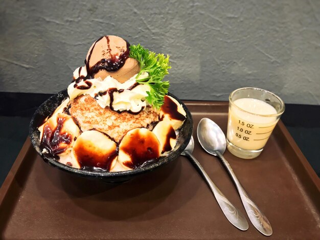 Hooghoekbeeld van het dessert op tafel