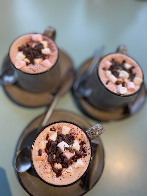 Foto hooghoekbeeld van het dessert op tafel