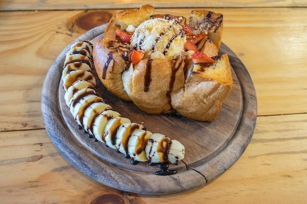 Foto hooghoekbeeld van het dessert op tafel