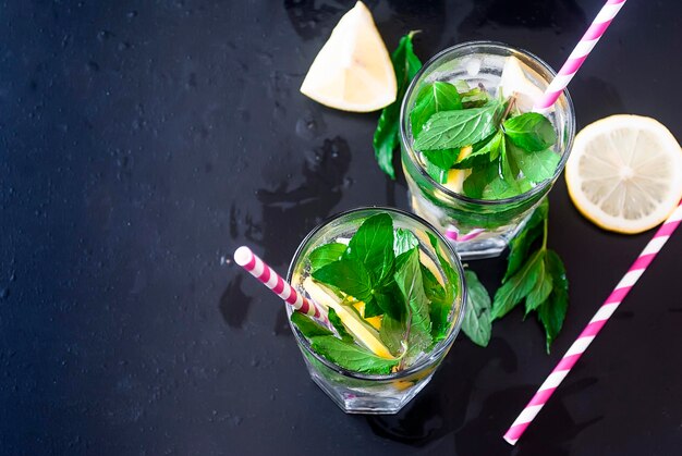 Hooghoekbeeld van het drankje op tafel