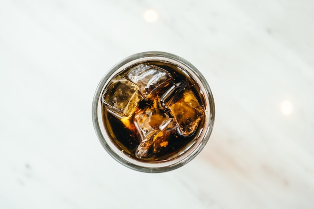 Hooghoekbeeld van het drankje op tafel