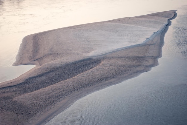 Hooghoekbeeld van het eiland midden in de rivier de Vistula