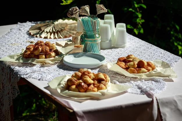 Hooghoekbeeld van het eten op tafel tijdens de bruiloft
