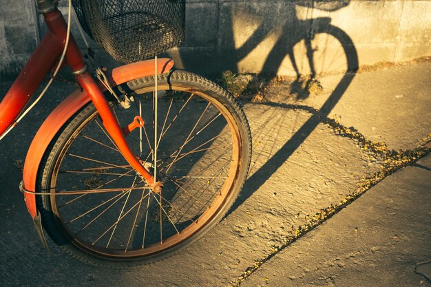 Foto hooghoekbeeld van het fietswiel