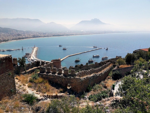 Hooghoekbeeld van het fort vanaf de zee gezien vanaf de berg