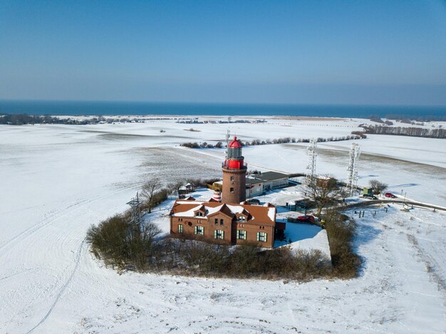 Foto hooghoekbeeld van het gebouw op het veld tijdens de winter