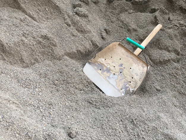 Foto hooghoekbeeld van het gereedschap op het strand