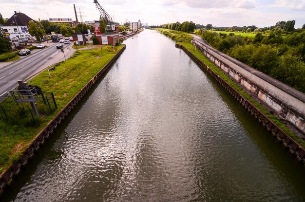 Foto hooghoekbeeld van het kanaal in de stad