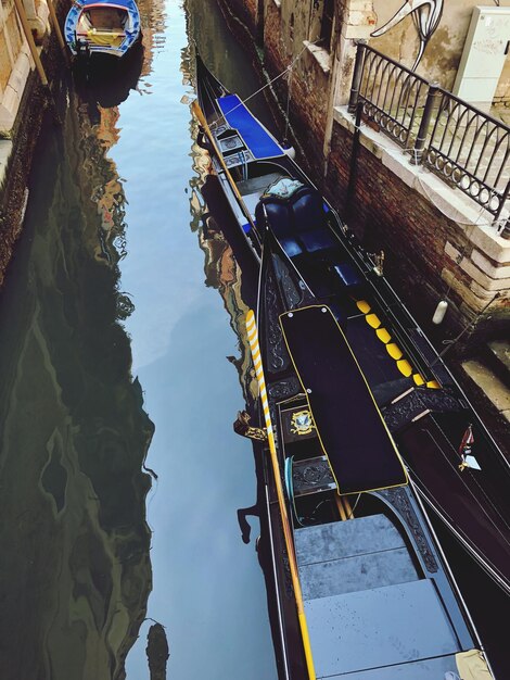 Foto hooghoekbeeld van het kanaal te midden van gebouwen in de stad