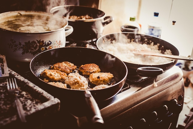 Hooghoekbeeld van het koken van voedsel op fornuizen in de keuken