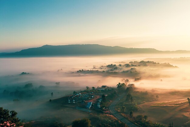 Foto hooghoekbeeld van het landschap tegen de hemel bij zonsondergang