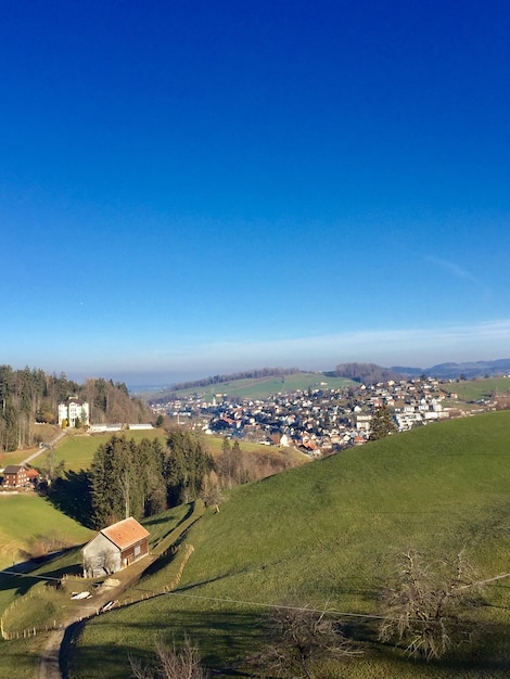 Hooghoekbeeld van het landschap tegen een heldere blauwe hemel