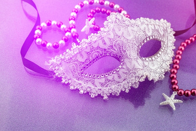 Hooghoekbeeld van het masker tegen blauwe achtergrond