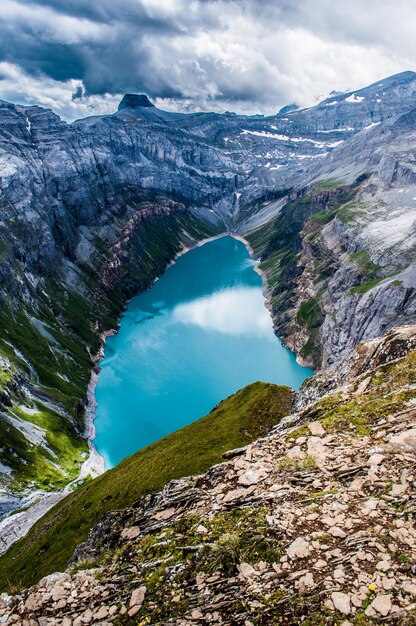 Foto hooghoekbeeld van het meer te midden van de bergen tegen de lucht